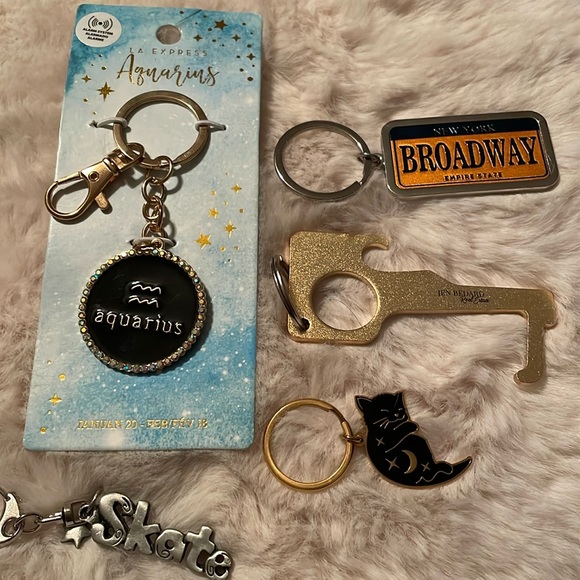 💥Free💥 with any Purchase! Choose 1 keychain & add to your bundle! NWT - Picture 2 of 7